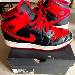 Nike Air Jordan 1 Mid Sneakers Black Red White 6.5Y